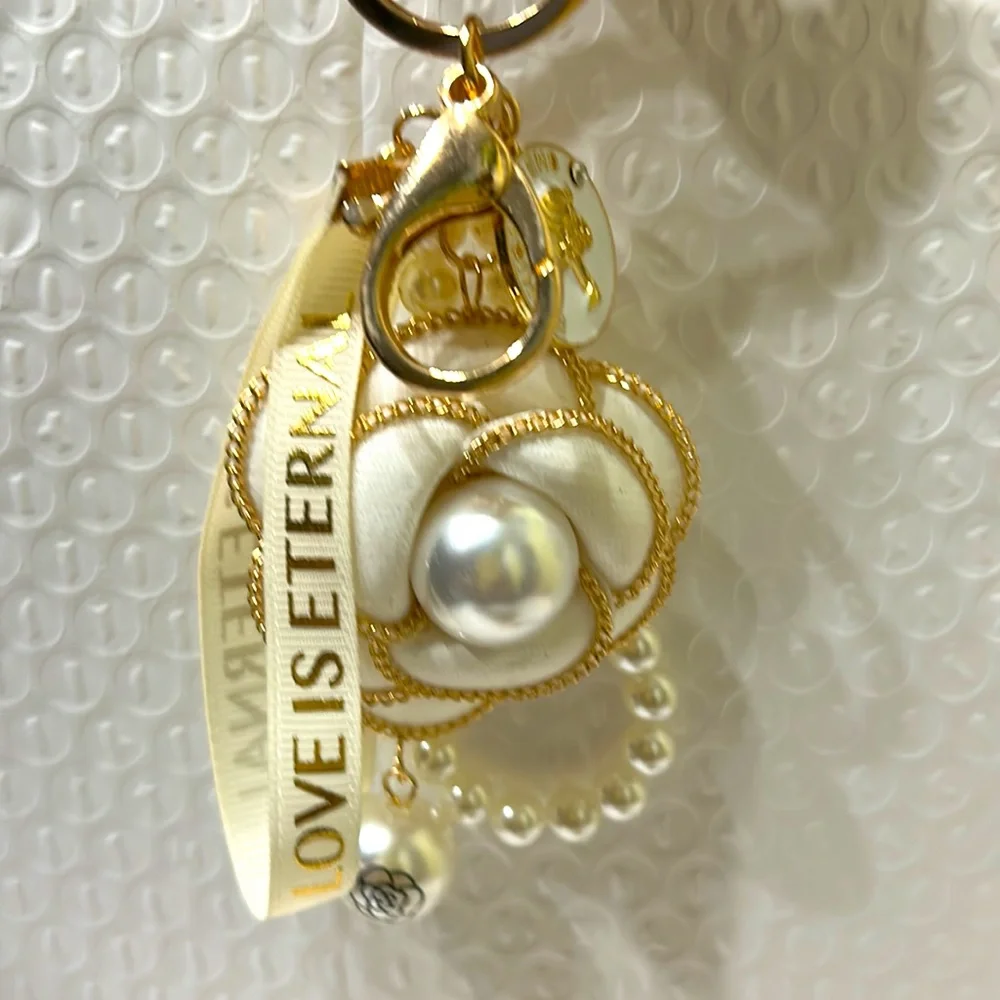 NWT Flower Pearl Elegant Keychain or Handbag Charm no matter how you wear it 🔥 - Picture 14 of 14